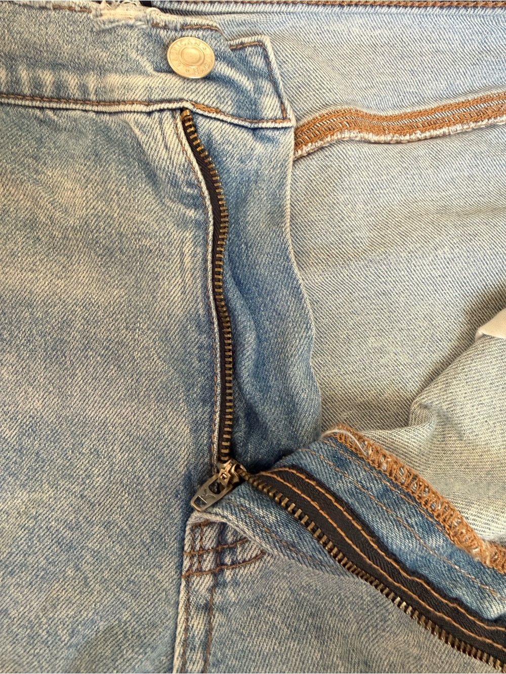 American Eagle Relaxed Short Light Wash Distressed Denim Cutoff Shorts Size 16 - Picture 8 of 11